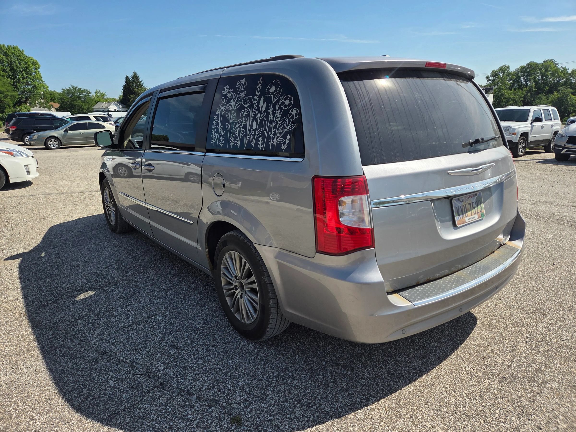 Used 2014 Chrysler Town & Country Touring-L FWD image 6