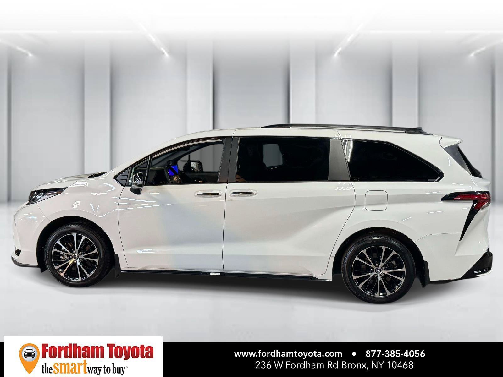 Used 2025 Toyota Sienna XSE w/ XSE Premium Package AWD/4WD image 8