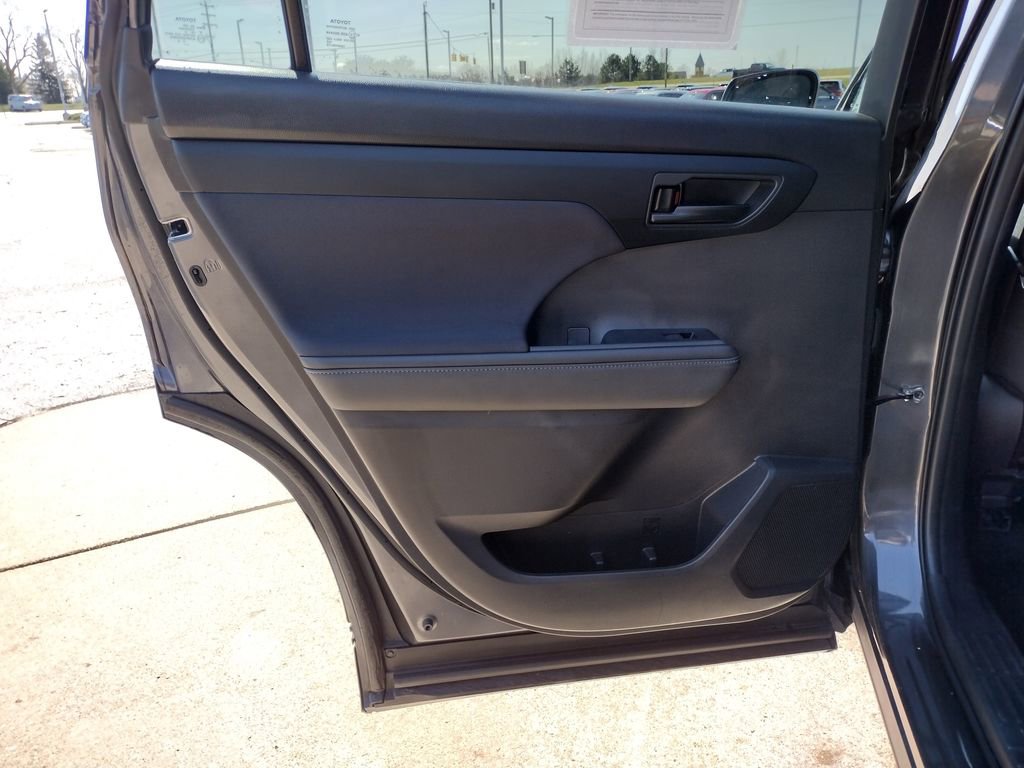Used 2024 Toyota Highlander LE image 30