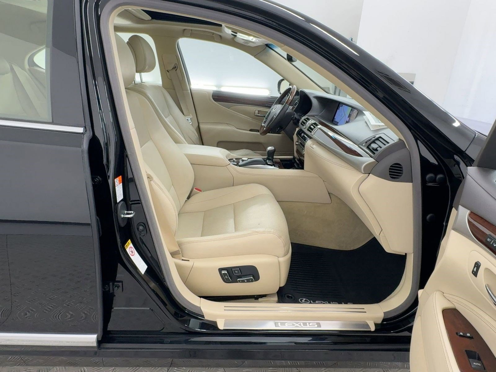 Used 2015 Lexus LS 460 w/ Comfort Package image 33