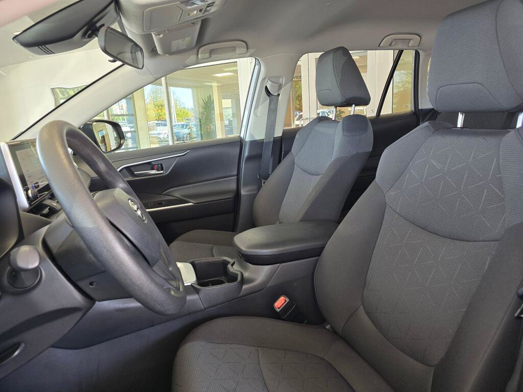 Used 2025 Toyota RAV4 XLE AWD/4WD image 19