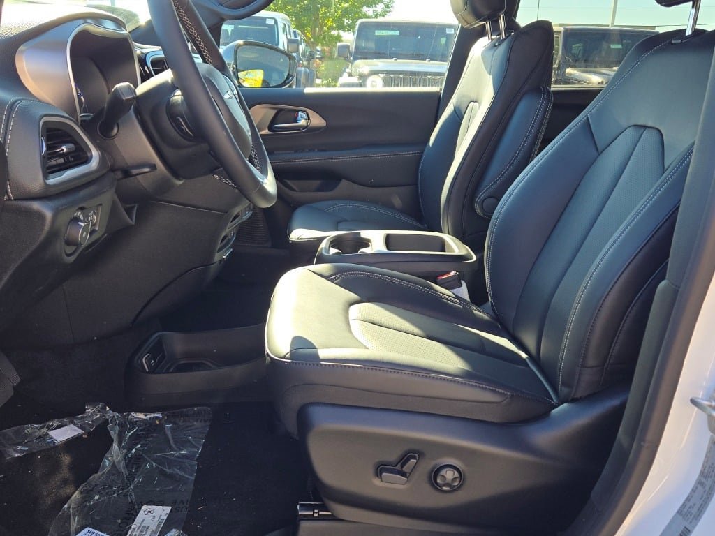 New 2026 Chrysler Pacifica Select image 24