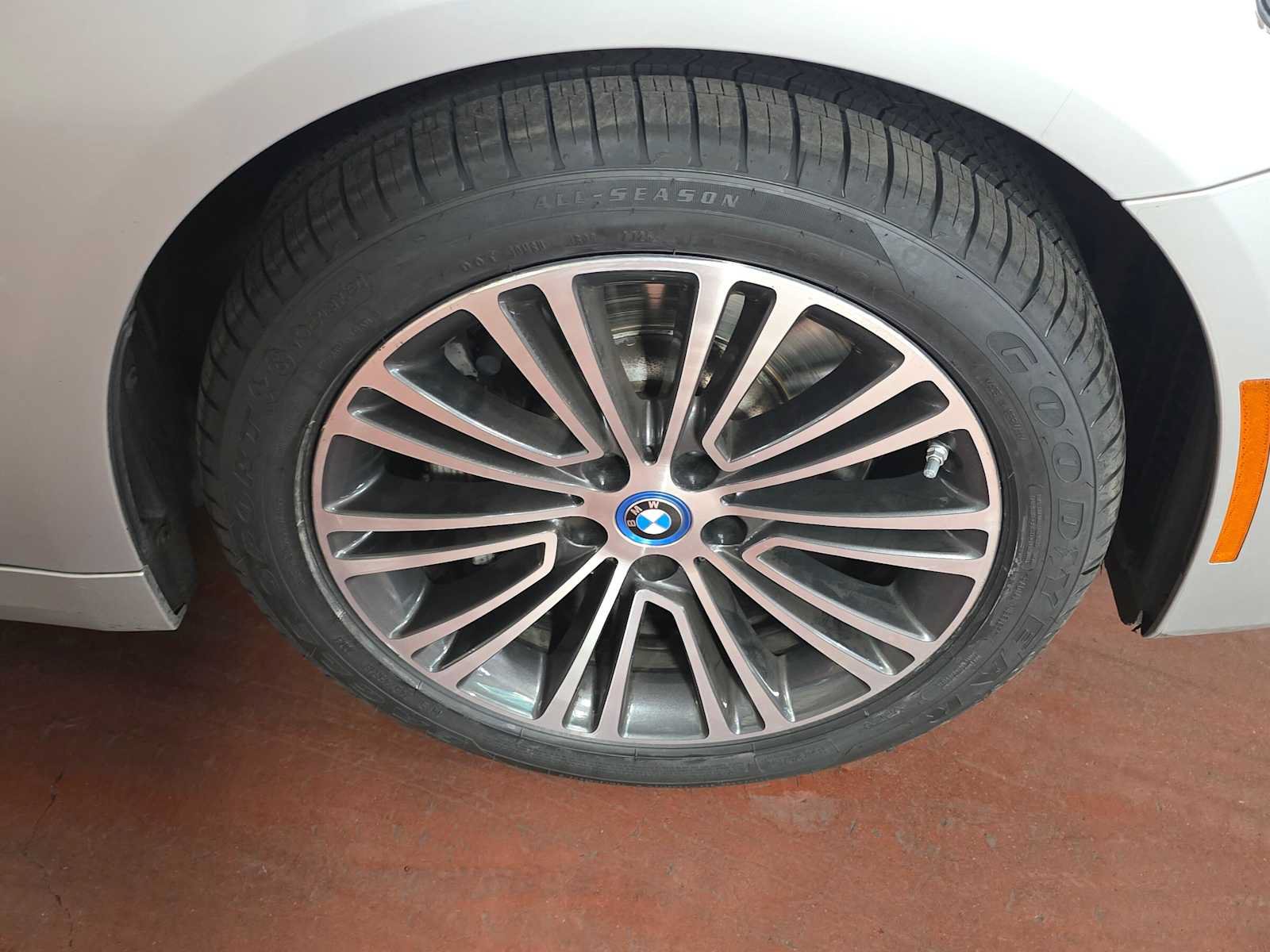 Used 2018 BMW 530e xDrive w/ Premium Package 2 AWD/4WD image 9