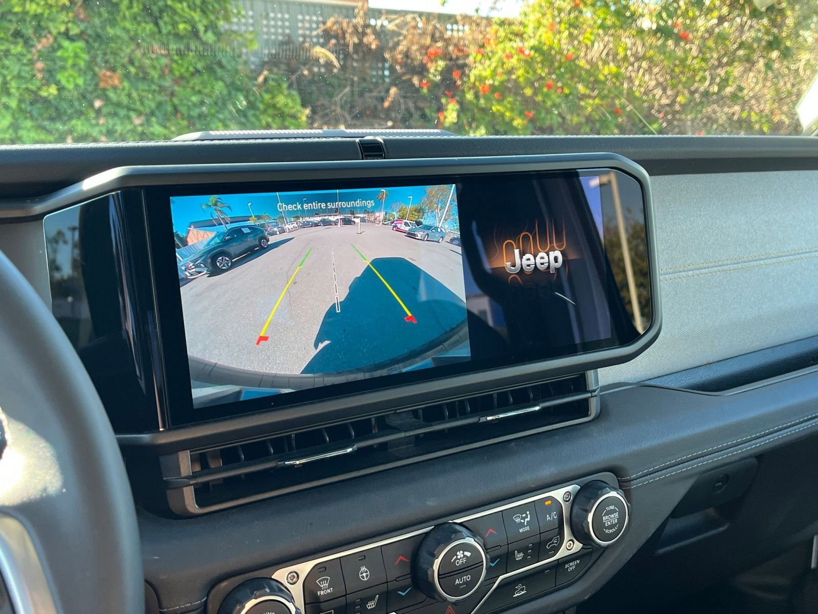 Used 2025 Jeep Wrangler Sahara image 17