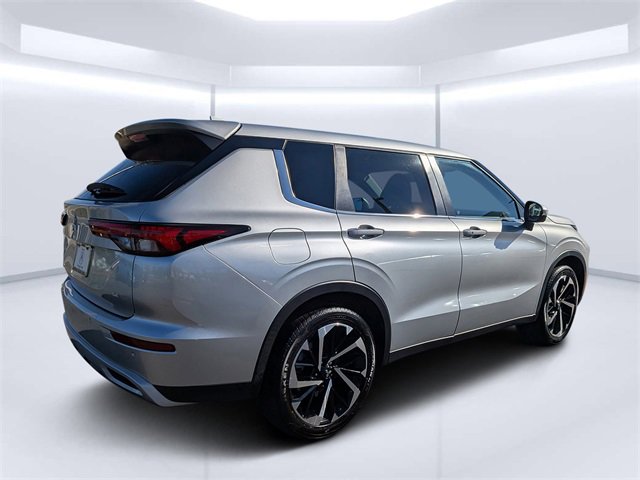 Used 2022 Mitsubishi Outlander SE image 3