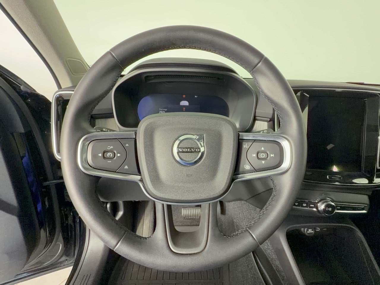 Used 2025 Volvo XC40 B5 Core w/ Protection Package Premier AWD/4WD image 10