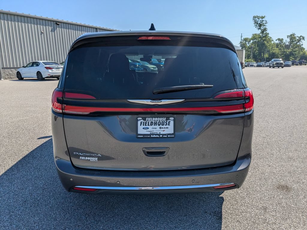 Used 2023 Chrysler Pacifica Touring-L FWD image 6