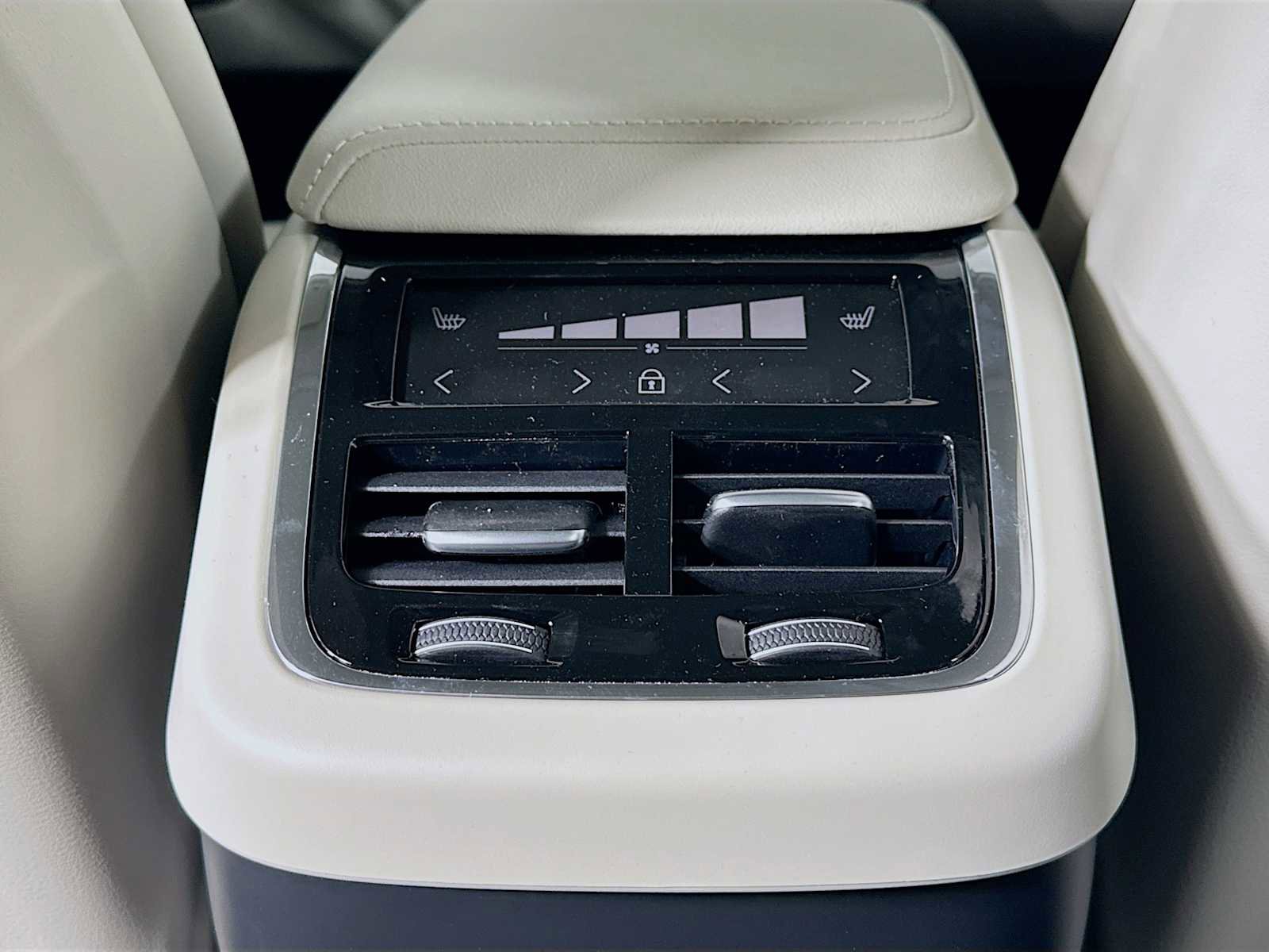 New 2026 Volvo XC60 B5 Ultra w/ Protection Package Premier image 24