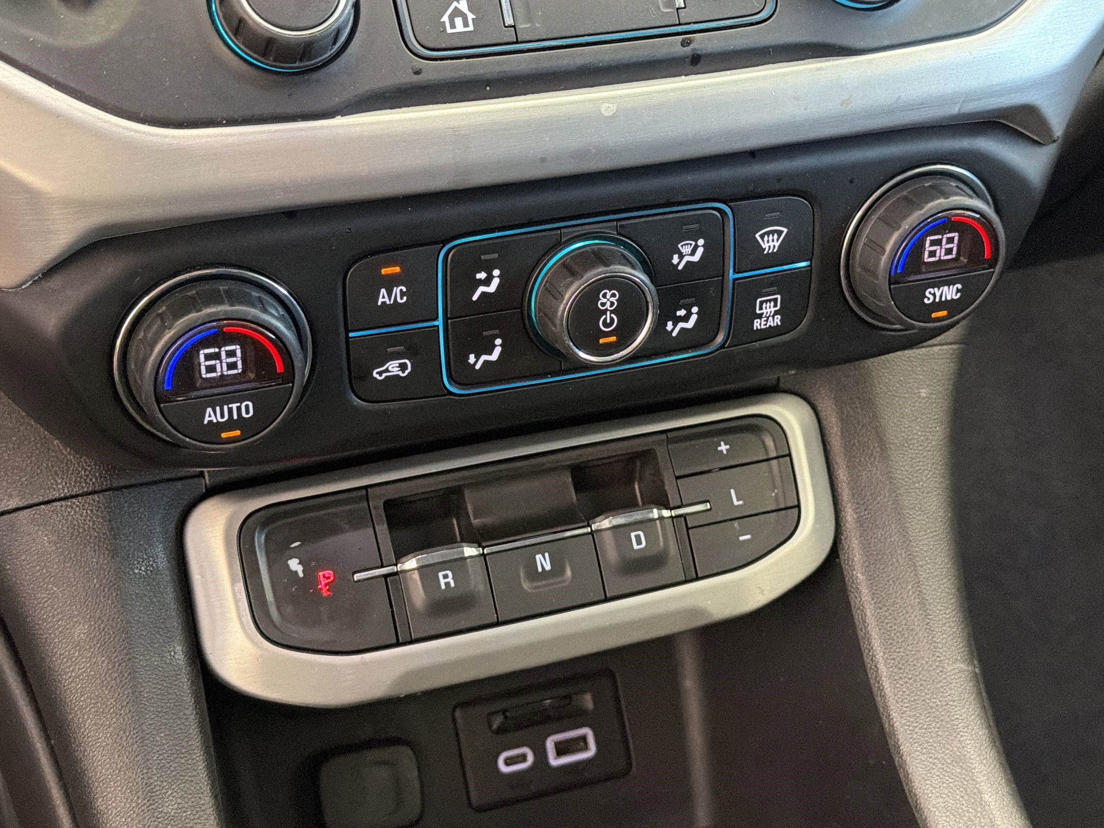 Used 2020 GMC Acadia SLT w/ Driver Alert Package II image 18