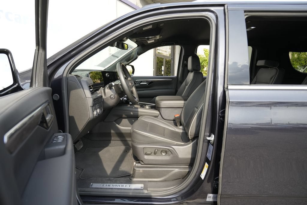 Used 2025 Chevrolet Suburban Premier AWD/4WD image 20