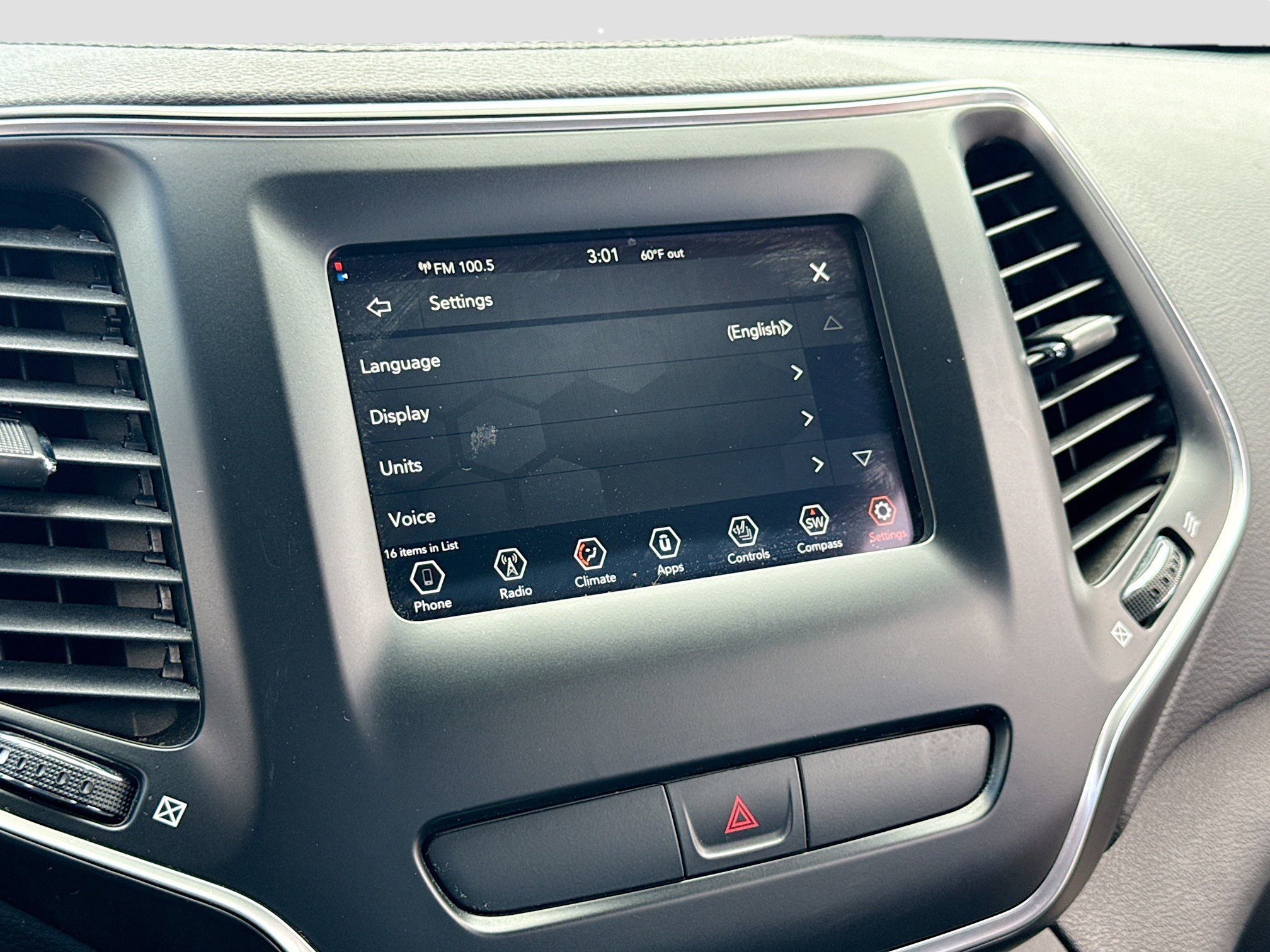 Used 2019 Jeep Cherokee Latitude w/ Cold Weather Group AWD/4WD image 10