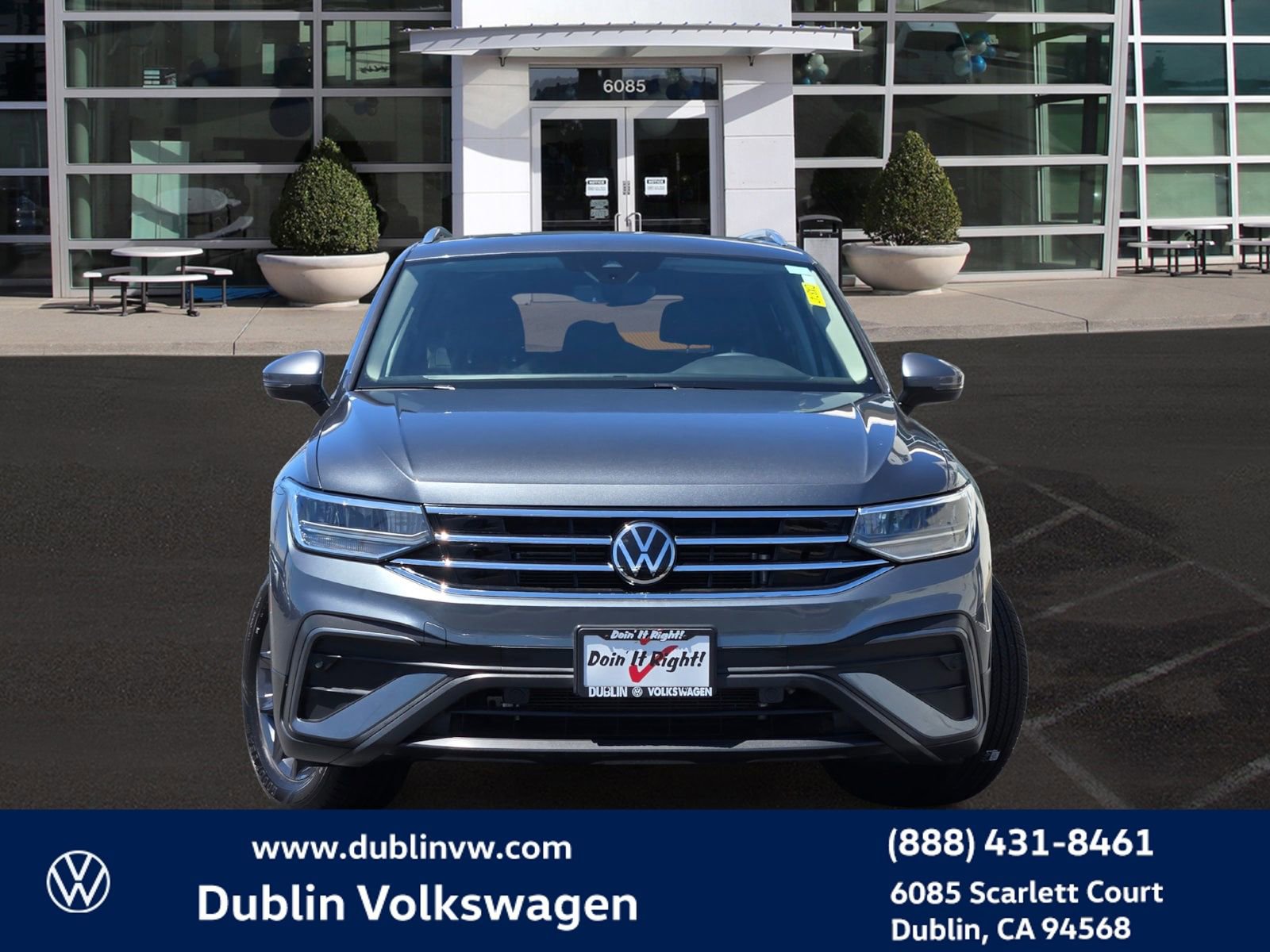 Used 2023 Volkswagen Tiguan SE w/ Panoramic Sunroof Package FWD image 2