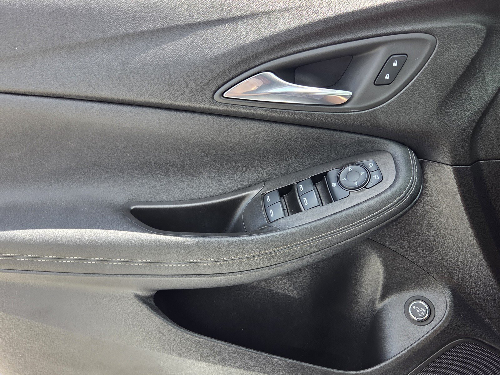 Used 2022 Buick Encore GX Select w/ Sport Touring Package FWD image 30