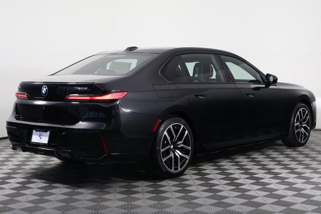 New 2026 BMW 750e xDrive image 2