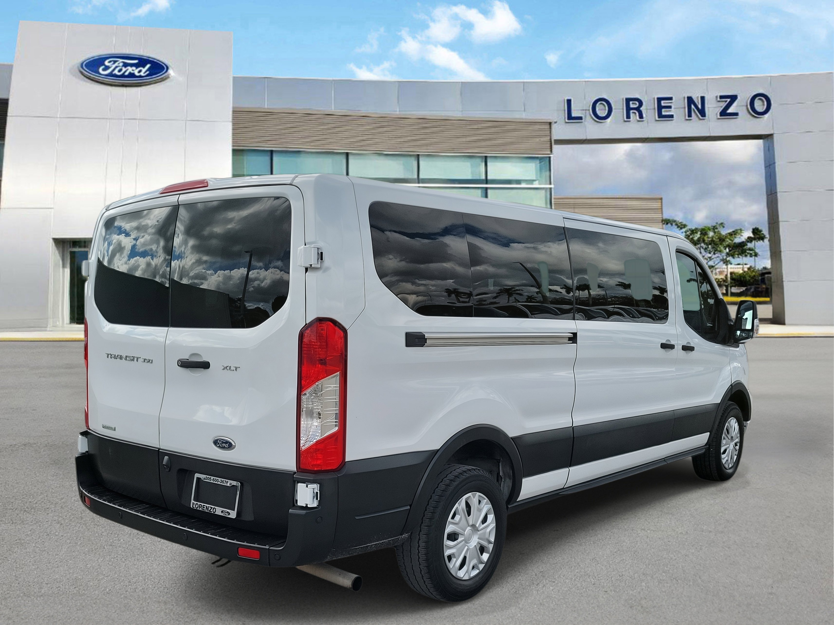 Used 2023 Ford Transit 350 XLT image 4
