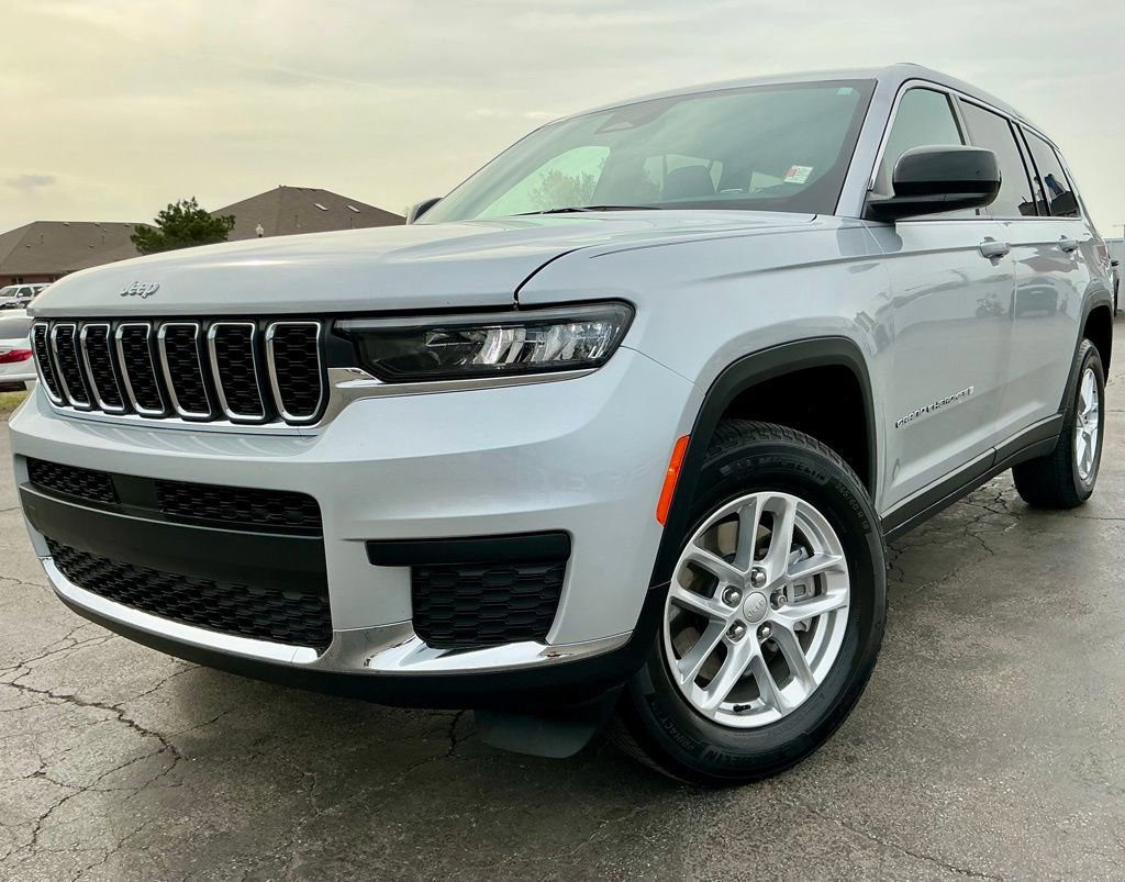 Used 2025 Jeep Grand Cherokee L Laredo RWD image 3
