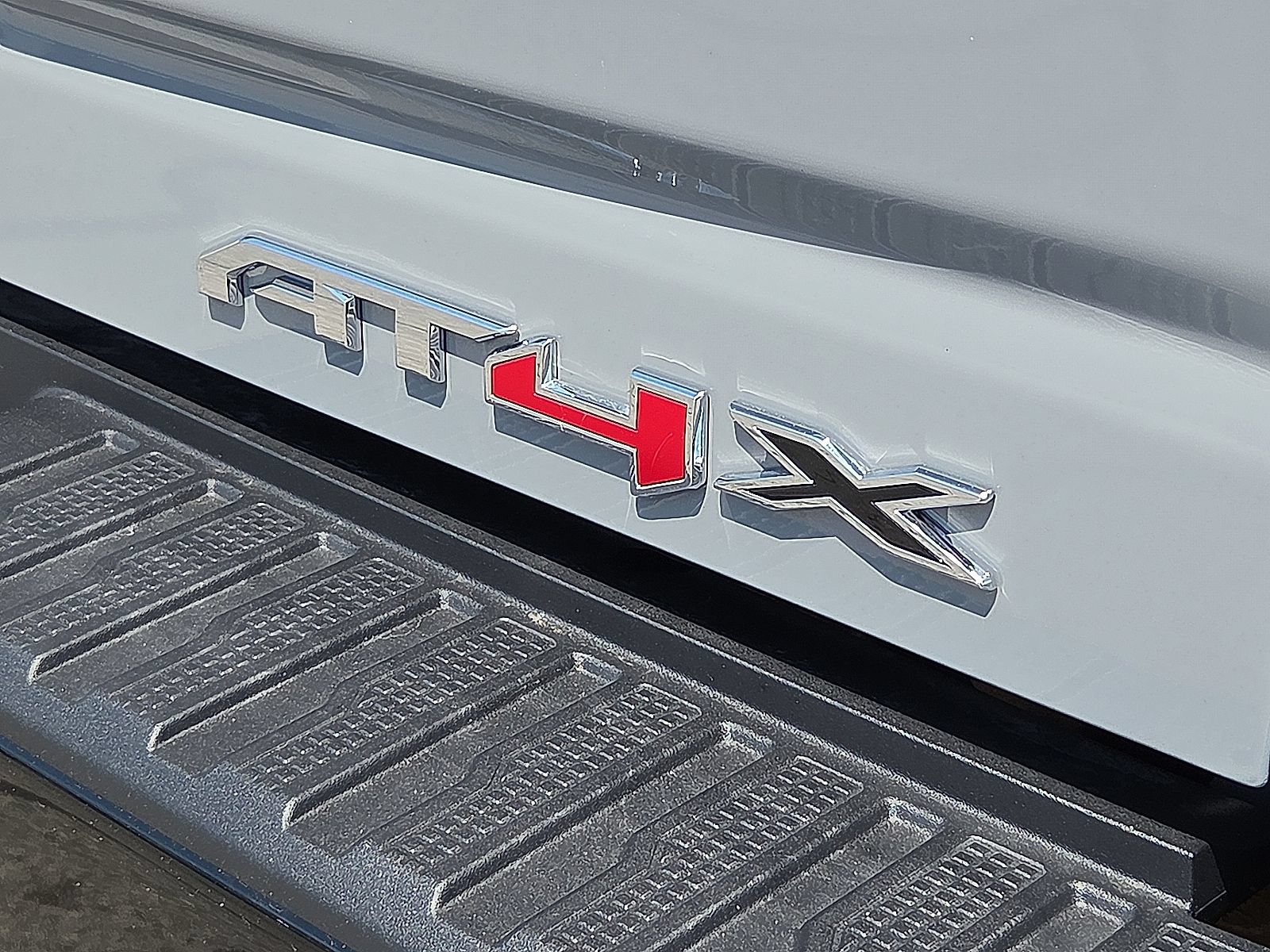 Used 2025 GMC Sierra 2500 AT4X AWD/4WD image 16