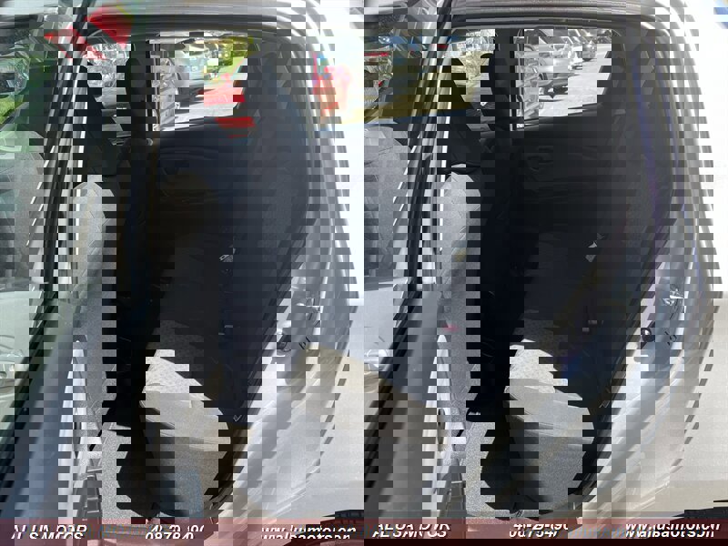 Used 2015 Toyota Yaris L image 14