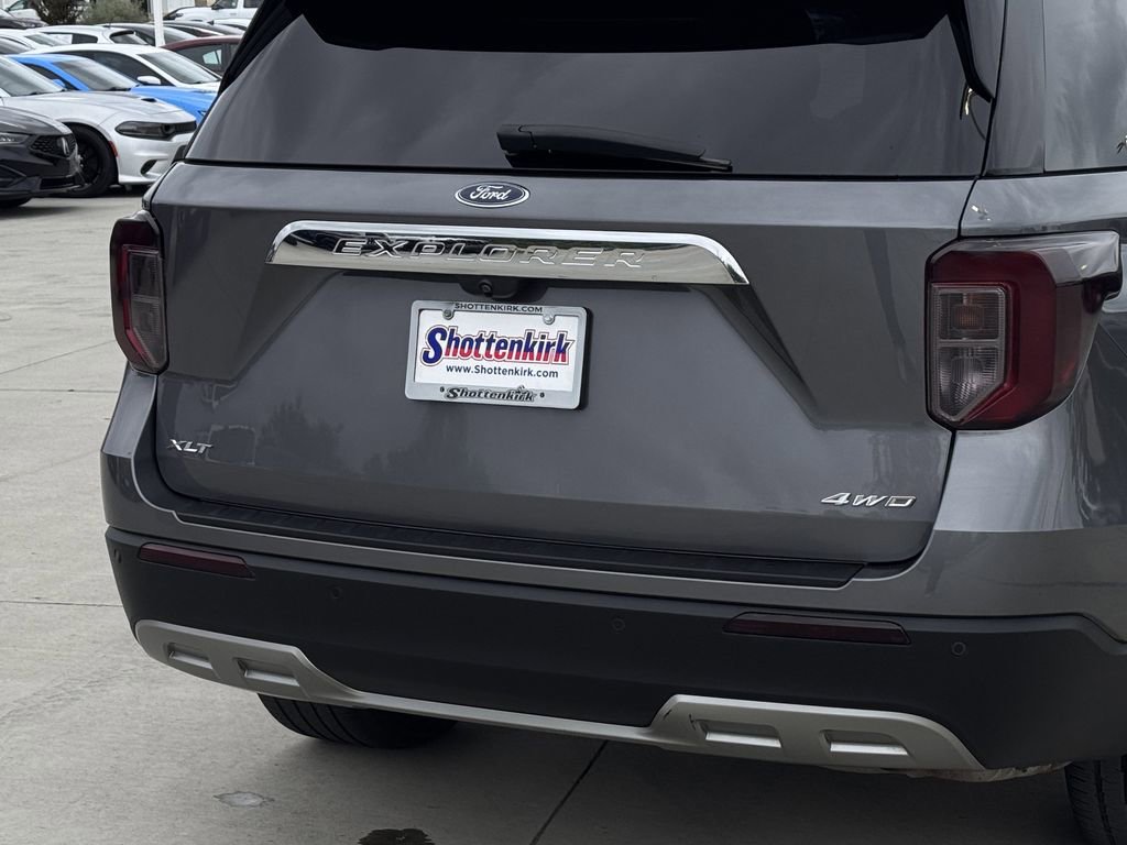 Used 2022 Ford Explorer XLT w/ Equipment Group 202A image 6