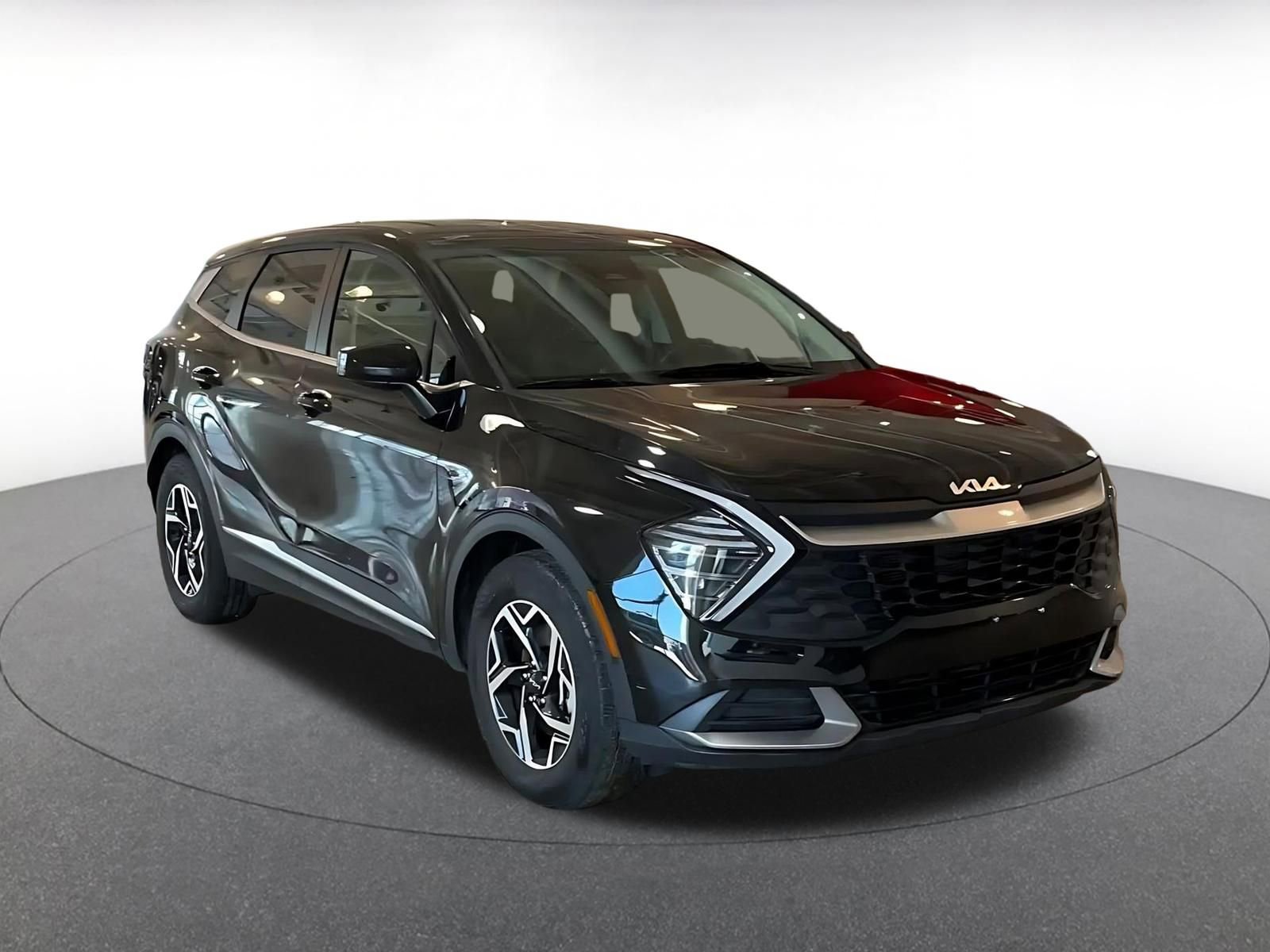 Used 2025 Kia Sportage LX image 3