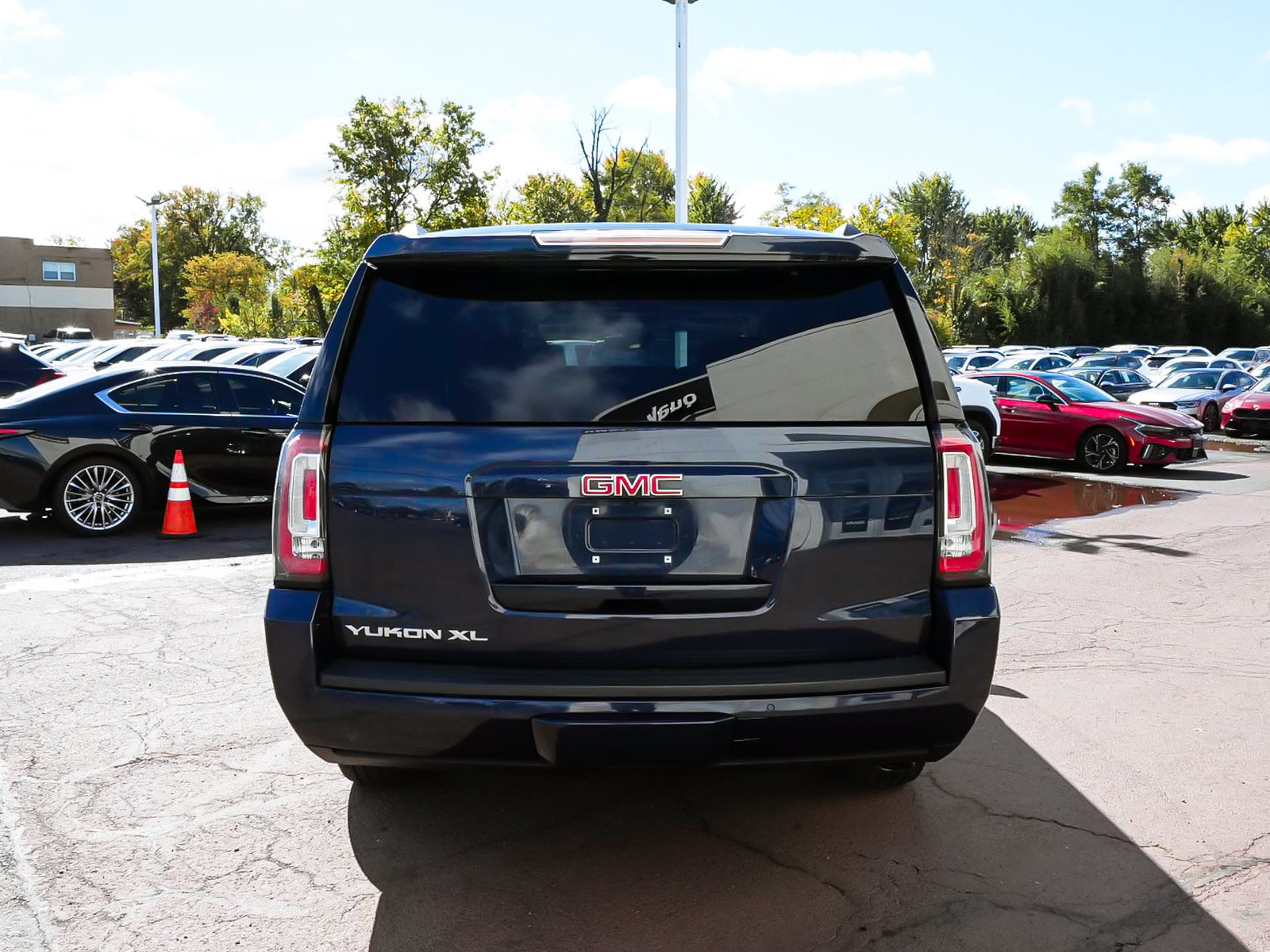 Used 2018 GMC Yukon XL SLT w/ Premium Edition AWD/4WD image 5