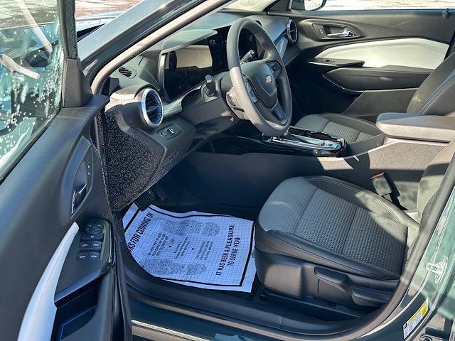 Used 2025 Chevrolet Trax LT w/ Sunroof Package image 14