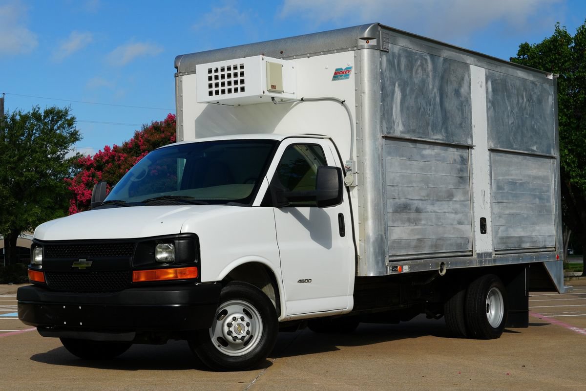 Used 2015 Chevrolet Express 4500 RWD image 2