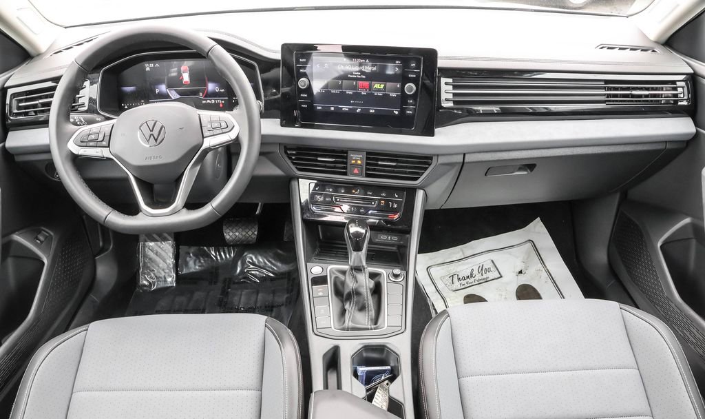 Used 2025 Volkswagen Jetta SE image 30