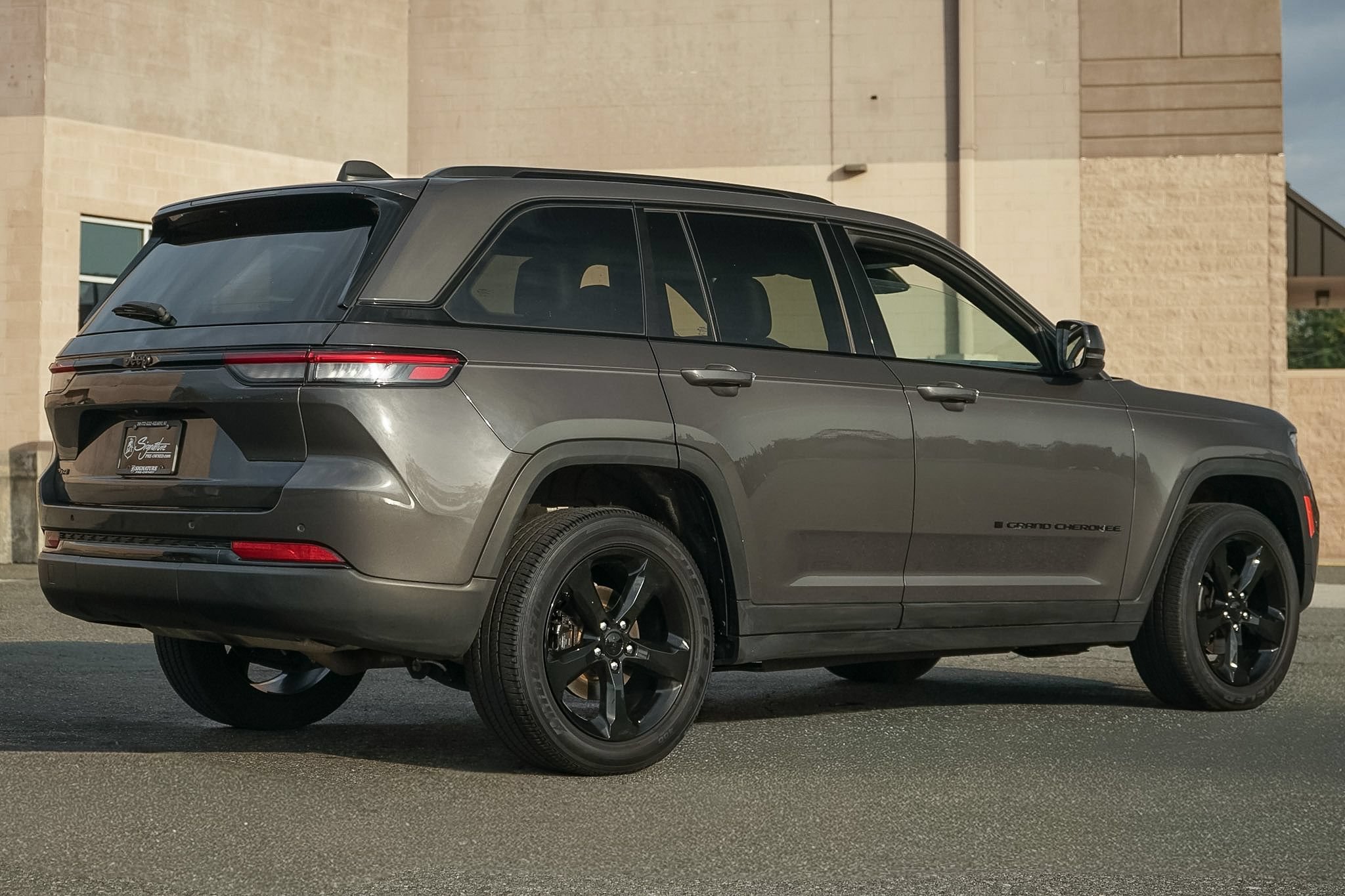 Used 2023 Jeep Grand Cherokee Altitude AWD/4WD image 4