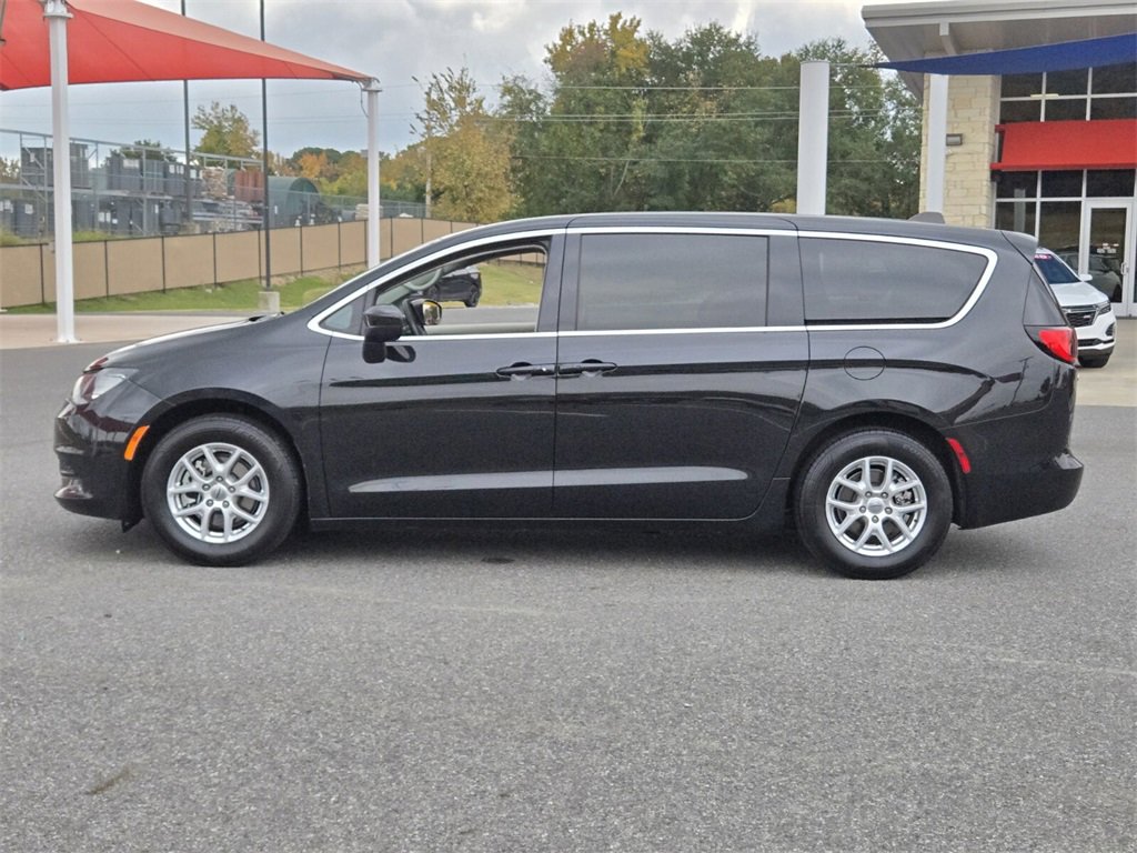 Used 2022 Chrysler Voyager LX image 2