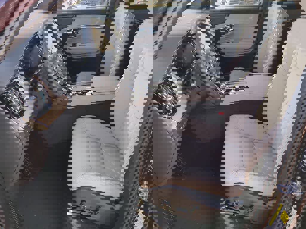 New 2026 Volvo XC90 B5 Plus w/ Protection Package Premier image 8