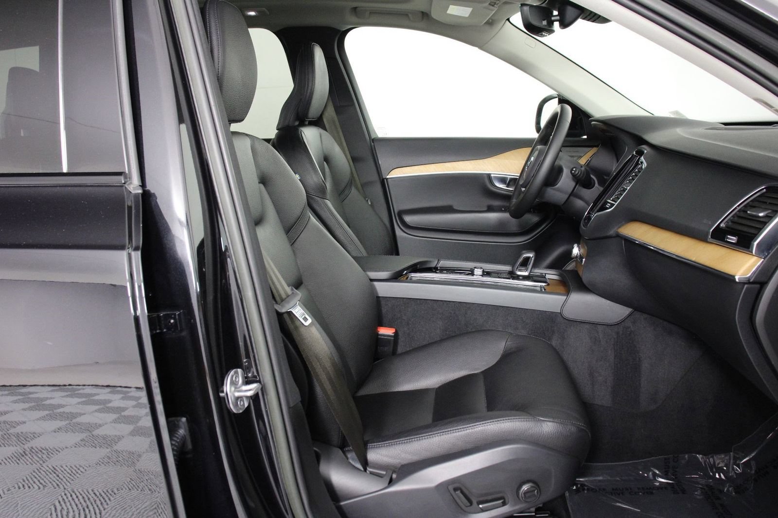 Certified 2023 Volvo XC90 T8 Plus w/ Protection Package Premier AWD/4WD image 29
