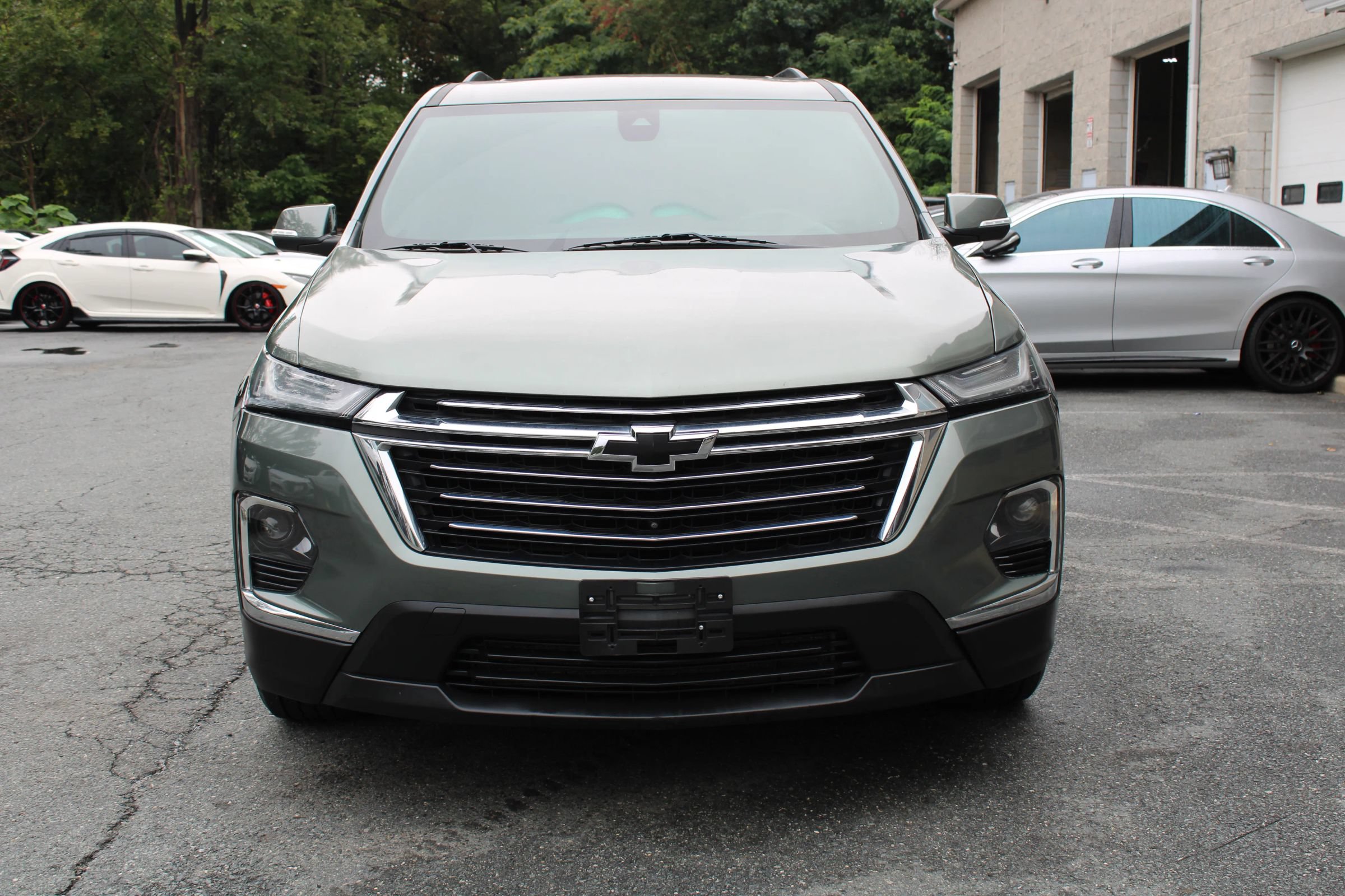 Used 2022 Chevrolet Traverse LT w/ LT Premium Package AWD/4WD image 2