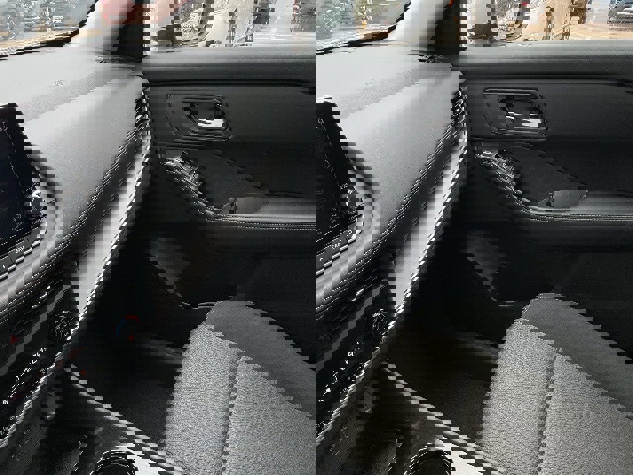 Used 2025 Nissan Rogue SV image 35