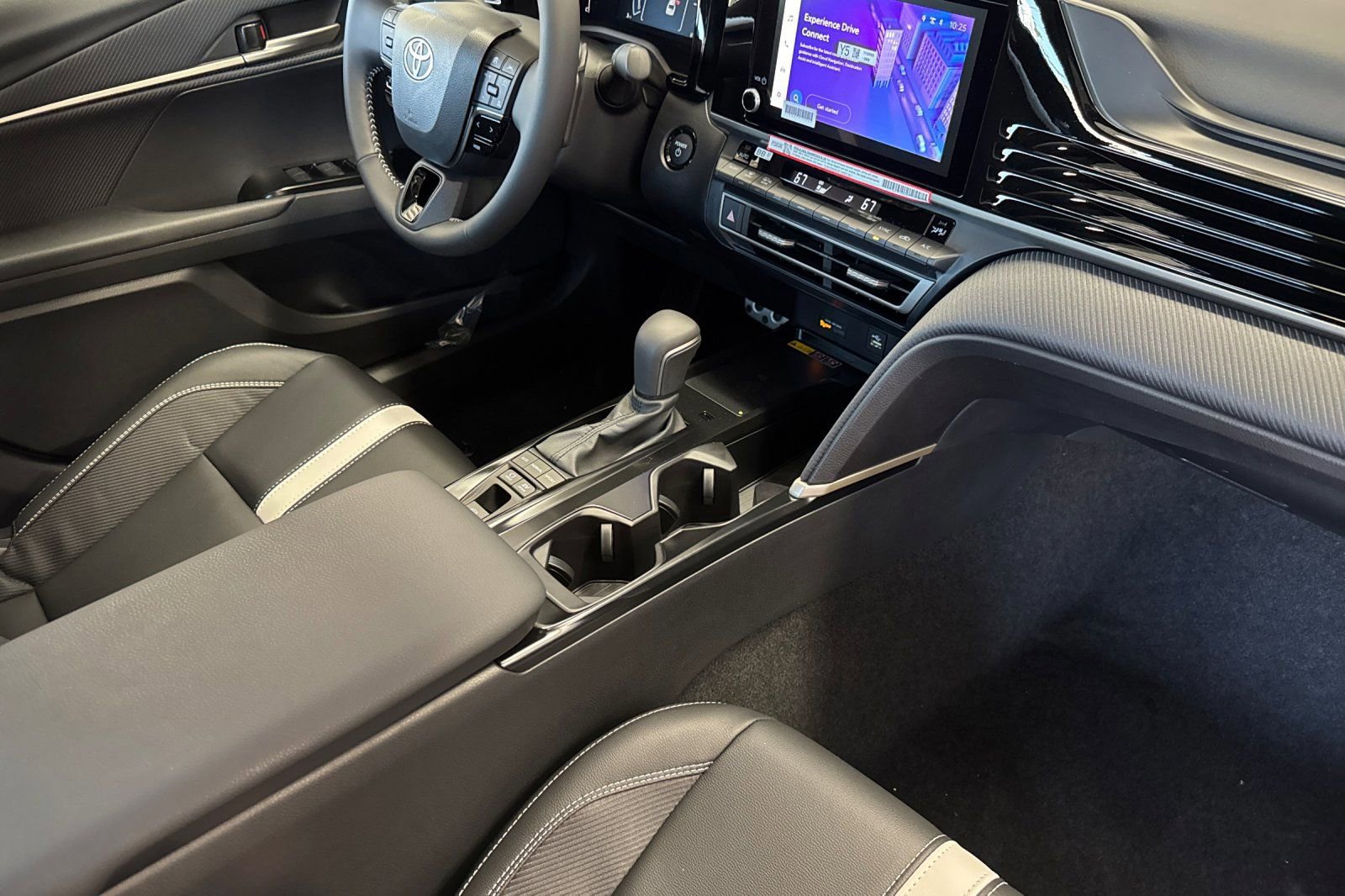 New 2026 Toyota Camry Hybrid FWD image 17