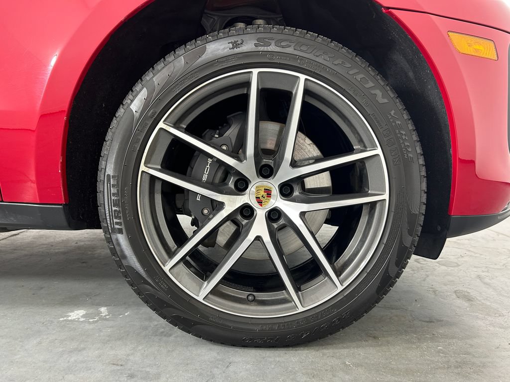 Certified 2025 Porsche Macan AWD/4WD image 11
