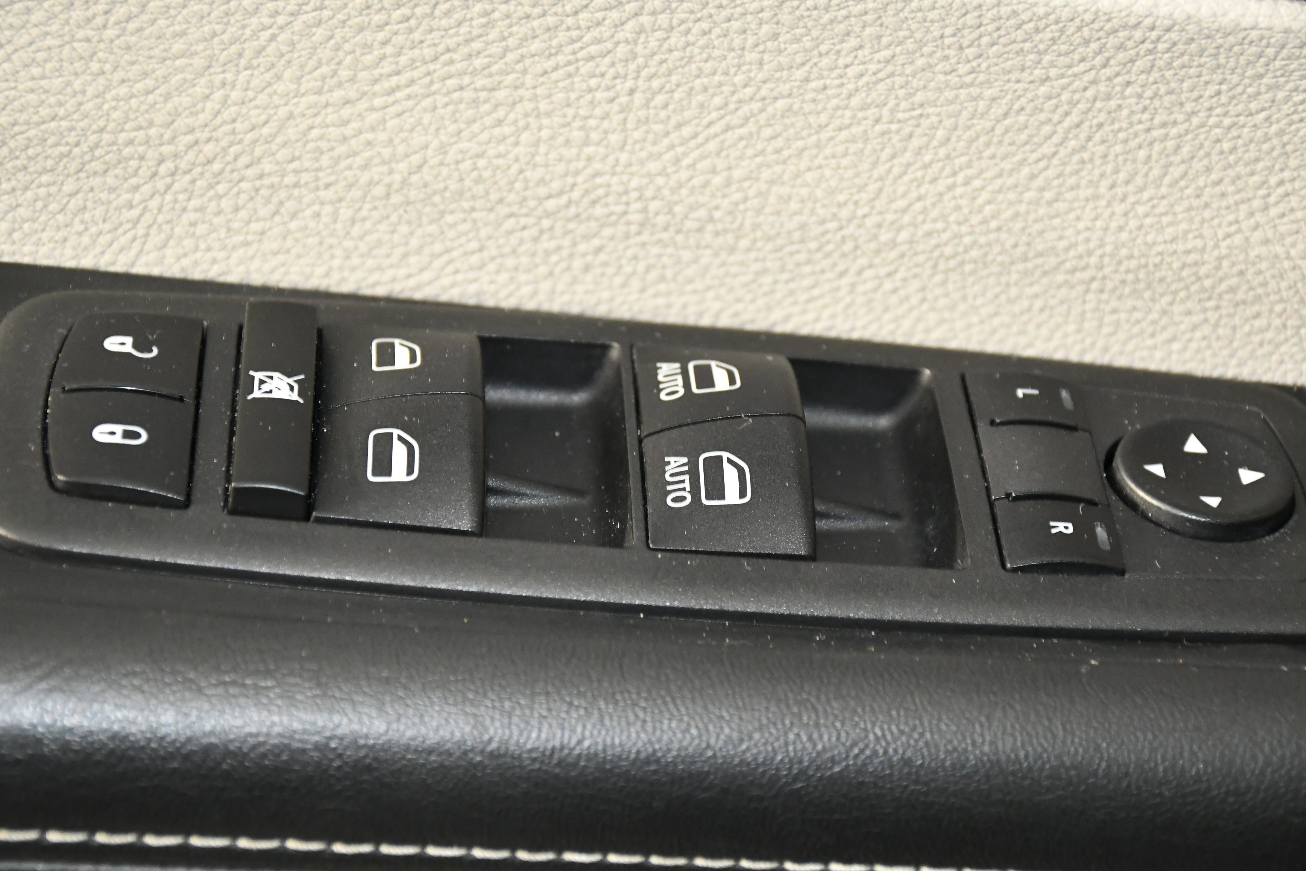 Used 2024 Chrysler Pacifica Touring-L image 33