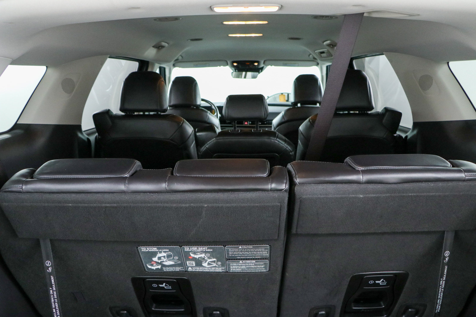 Used 2025 Kia Carnival FWD image 31