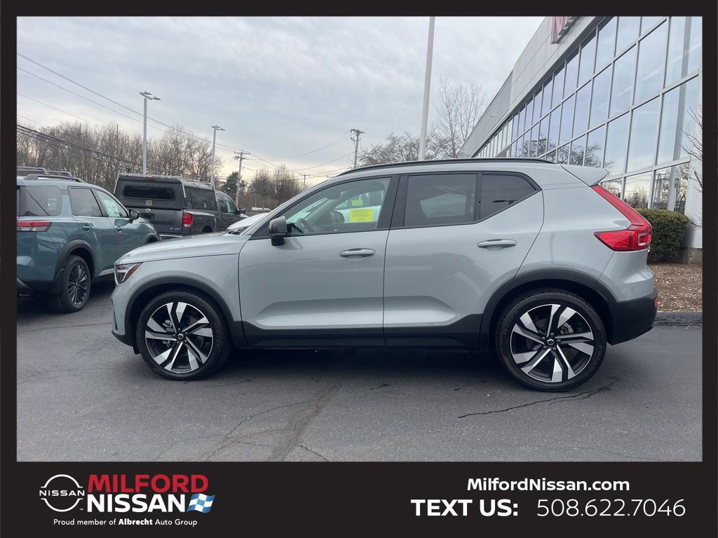 Used 2025 Volvo XC40 B5 Plus image 2