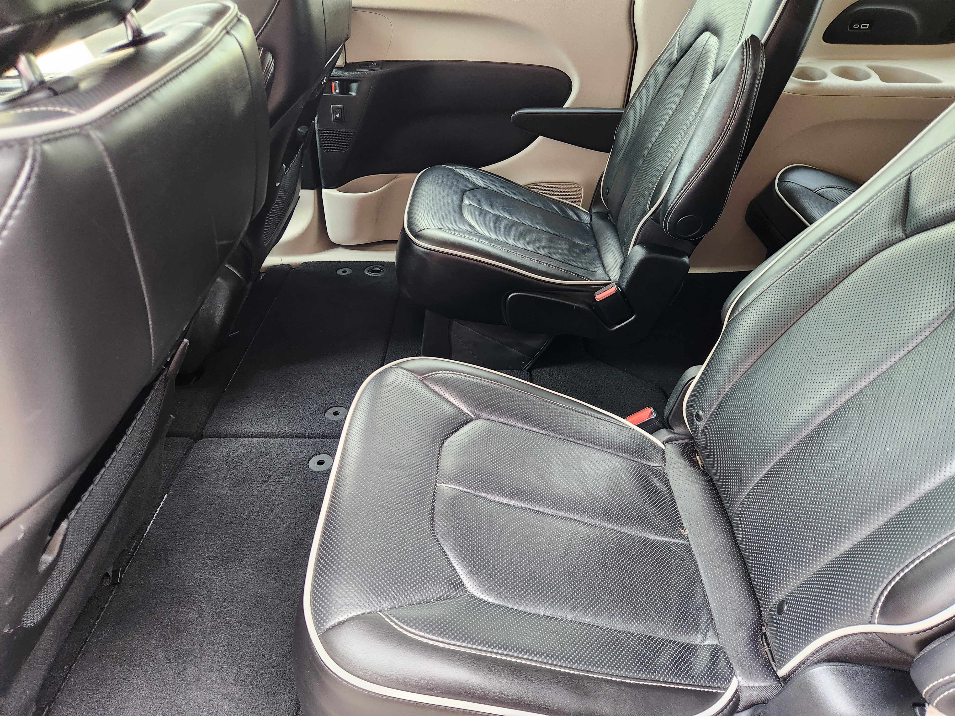 Used 2023 Chrysler Pacifica Limited FWD image 32