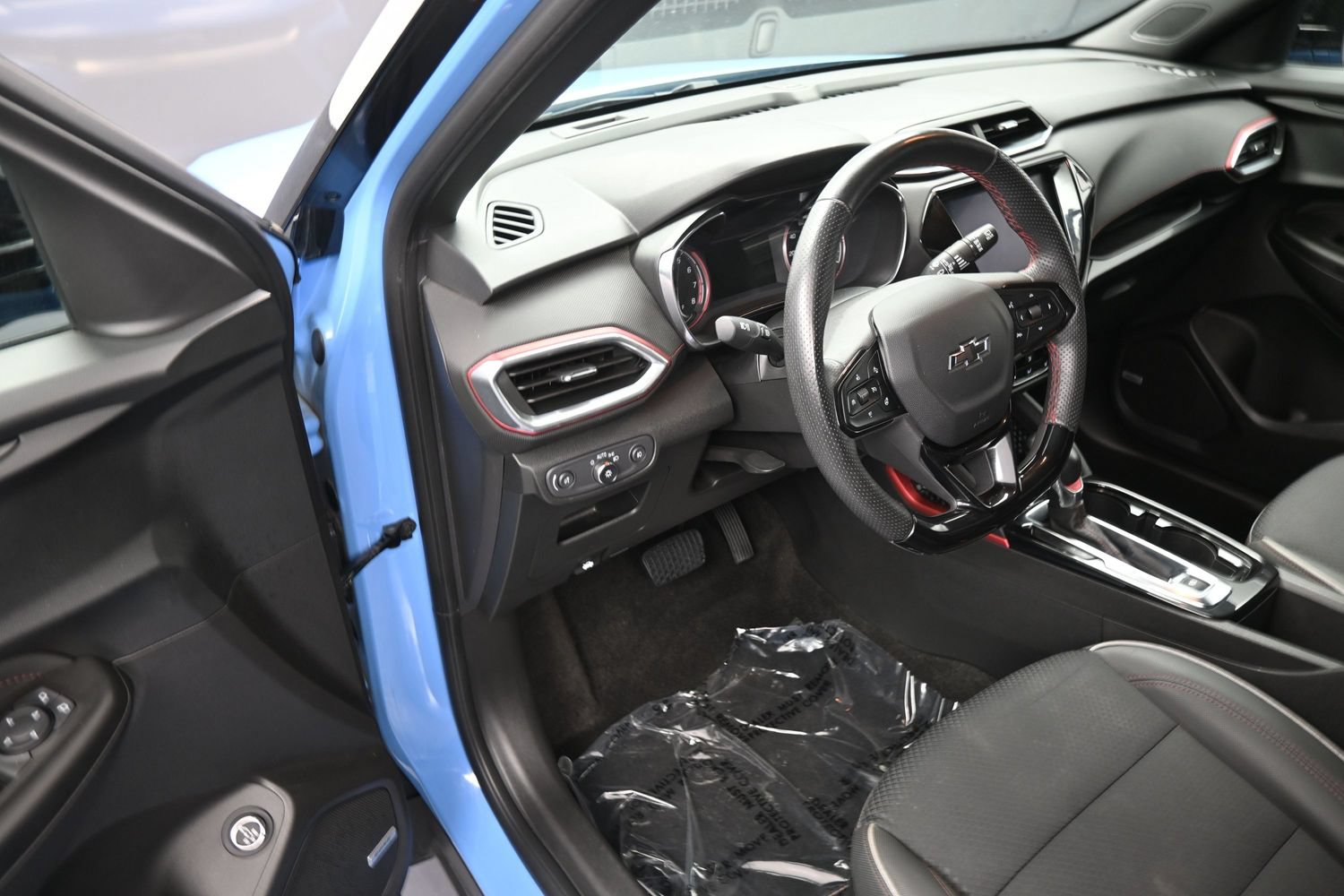 Used 2023 Chevrolet TrailBlazer RS w/ Sun and Liftgate Package FWD image 12