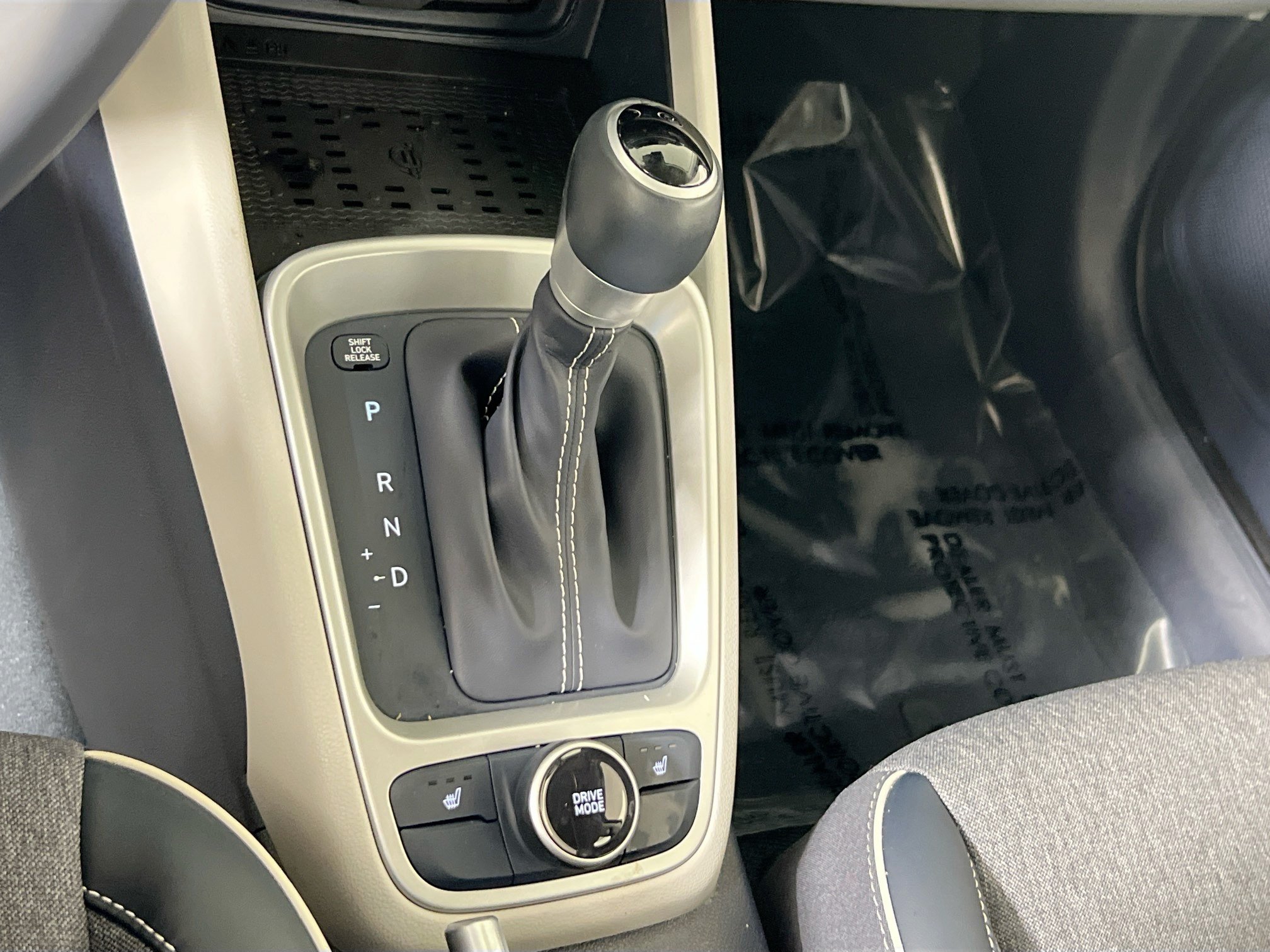 Used 2023 Hyundai Venue Limited FWD image 17