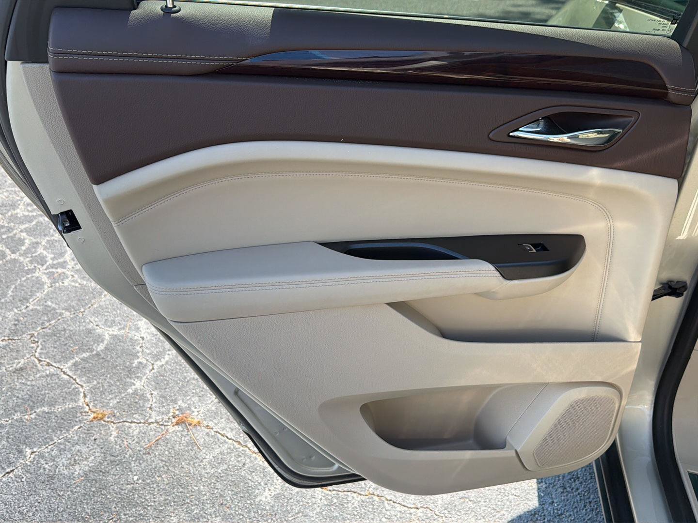 Used 2016 Cadillac SRX Luxury w/ Driver Awareness Package FWD image 17