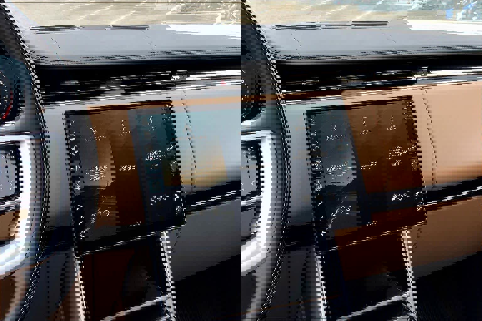 New 2025 Land Rover Range Rover Long Wheelbase SE image 6