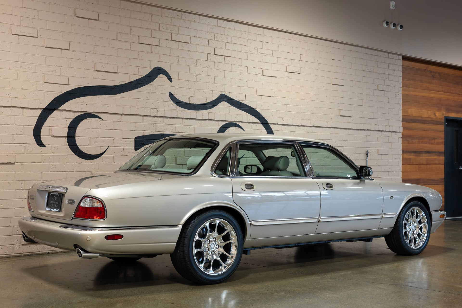 Used 2001 Jaguar XJ Supercharged RWD image 4