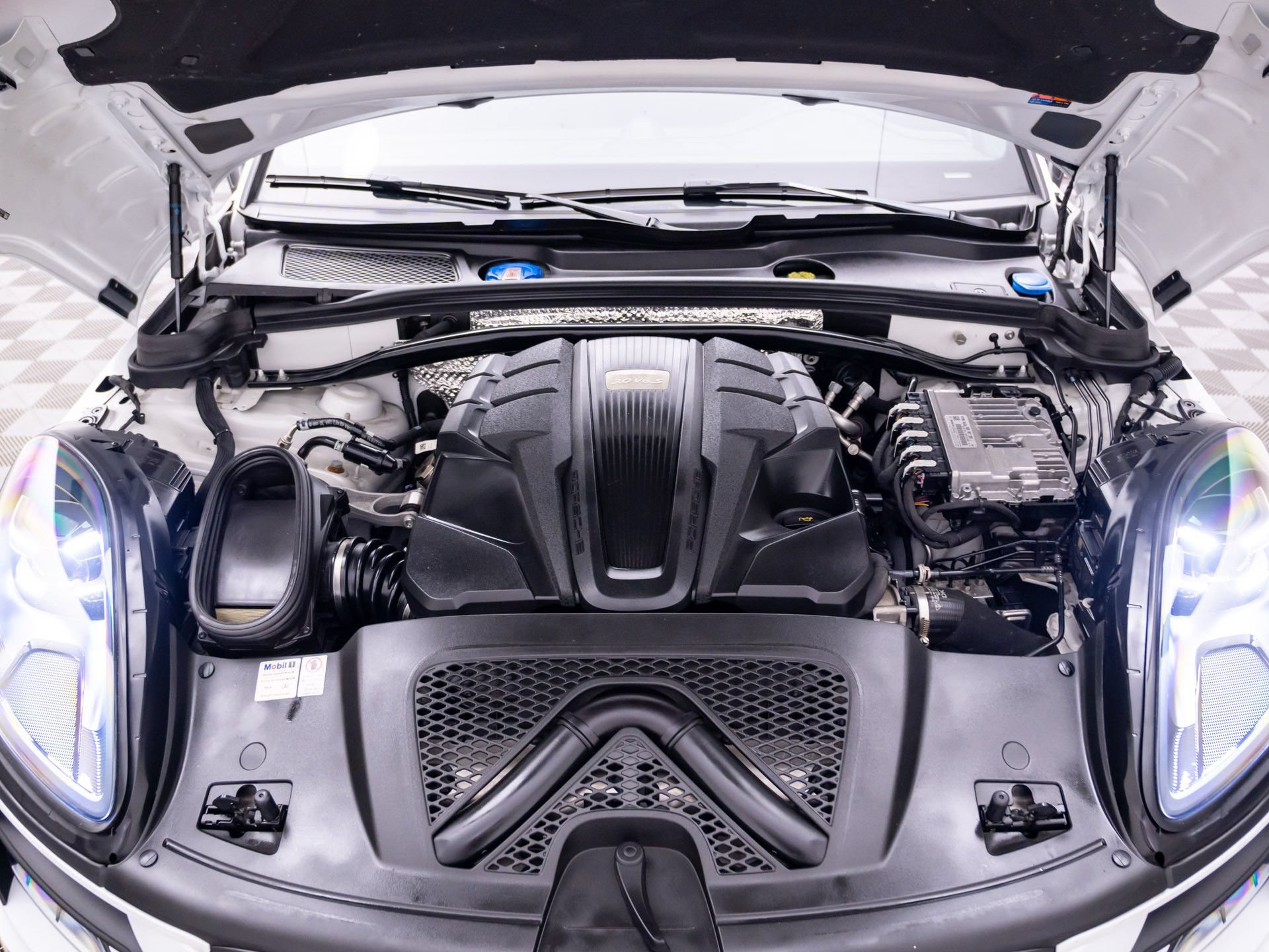 Certified 2021 Porsche Macan S AWD/4WD image 29