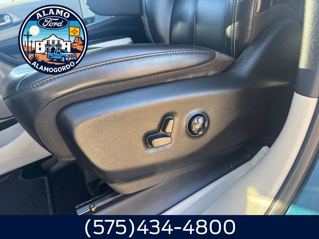 Used 2023 Chrysler Pacifica Touring-L w/ Uconnect Theater Family Group image 4