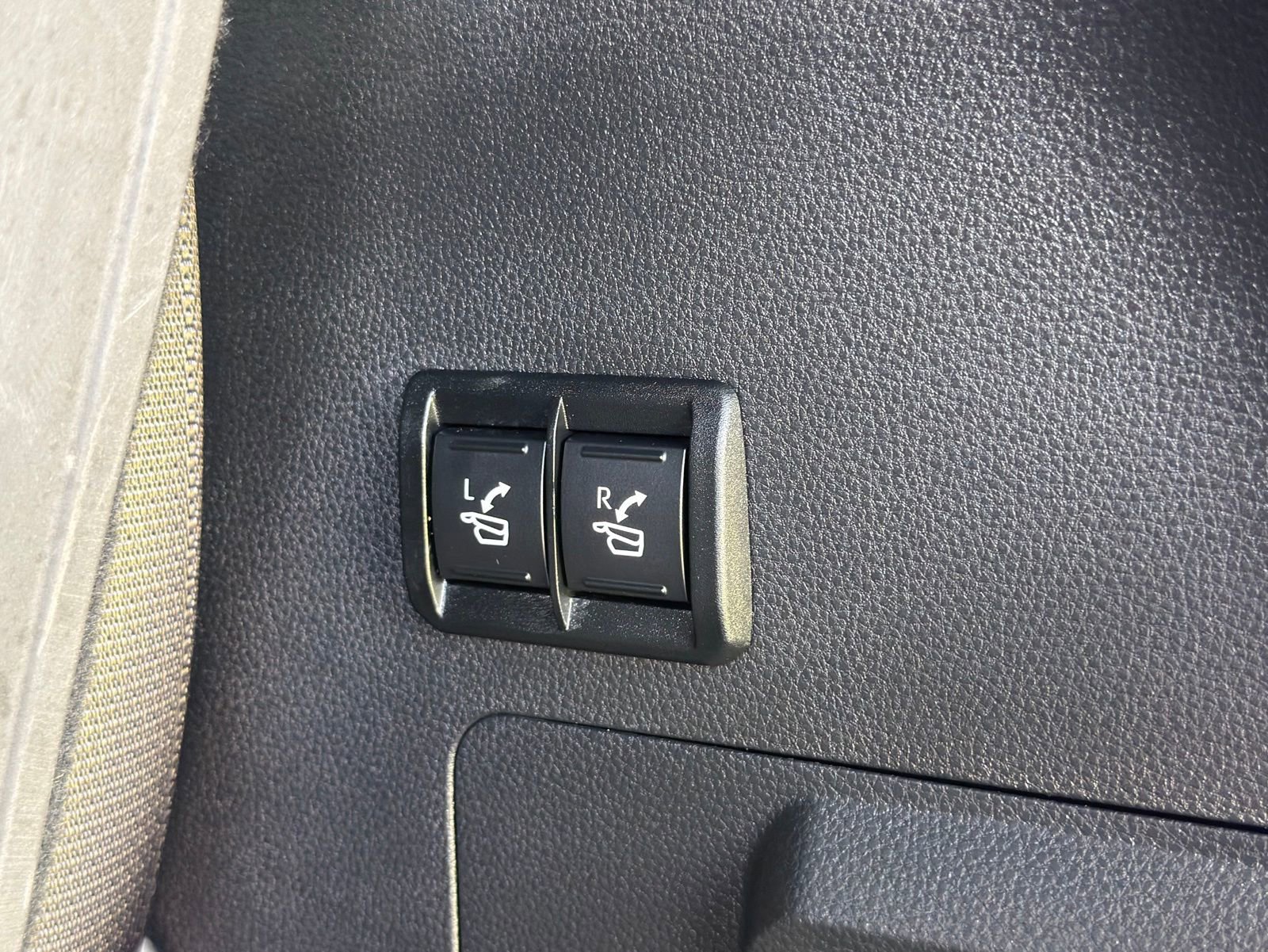 Used 2025 Toyota Sequoia Platinum AWD/4WD image 40