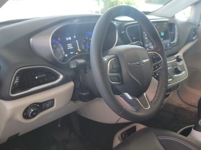 Certified 2024 Chrysler Pacifica Touring-L FWD image 8