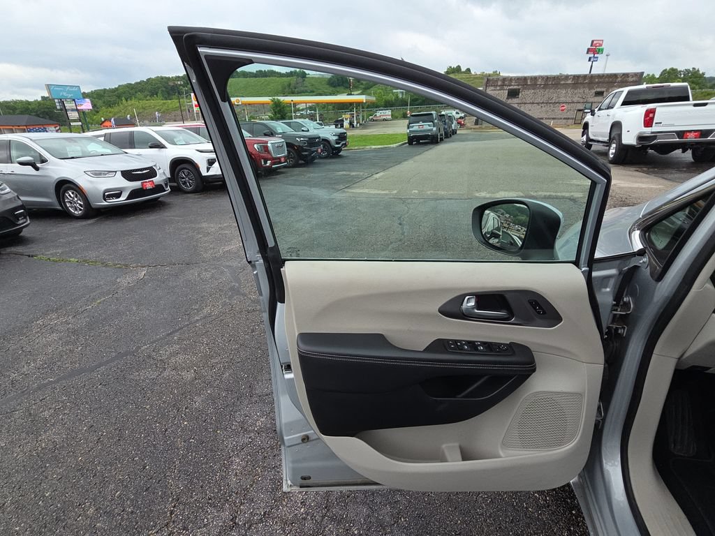 Used 2023 Chrysler Pacifica Touring-L FWD image 12